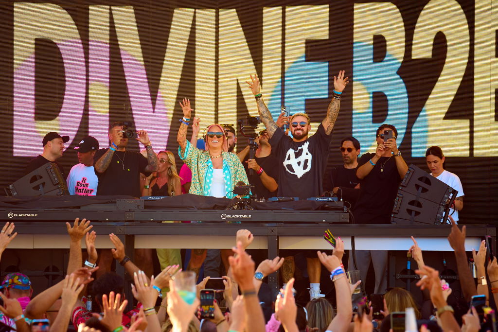 Watch Sam Divine B2B Low Steppa